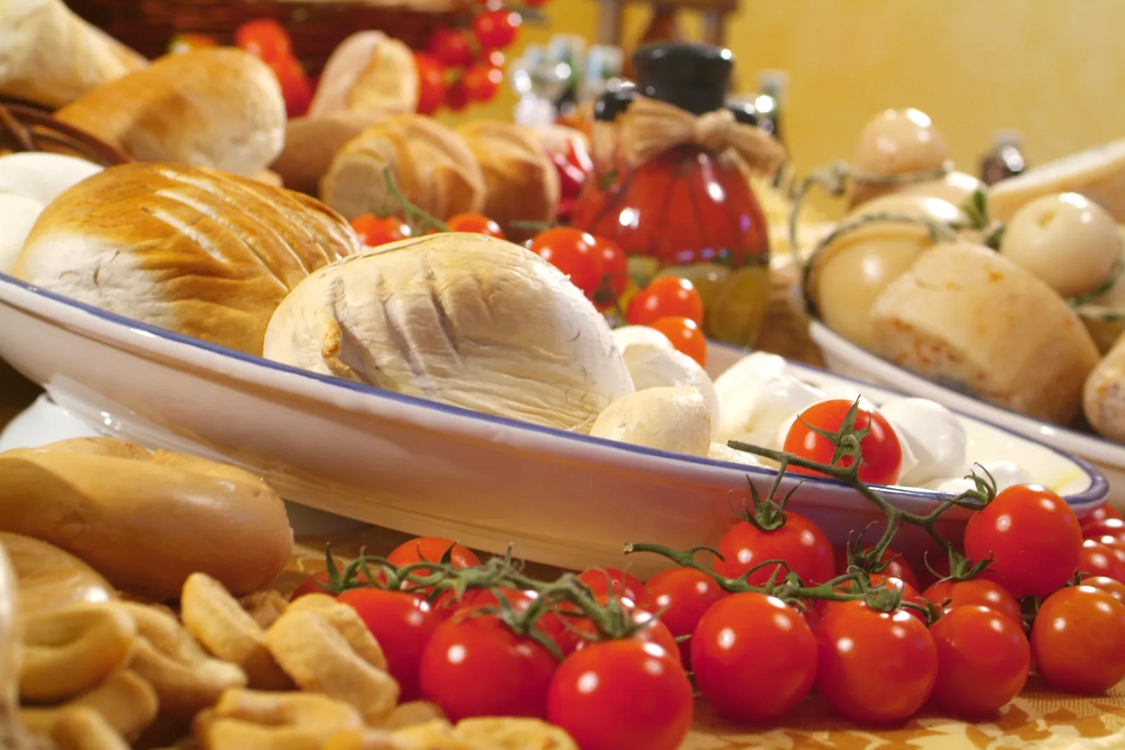 Pane, pomodori e salumi su un vassoio